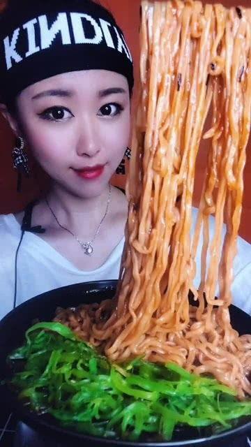 爆料火鸡面视频,网红美食背后的真相与争议  第2张