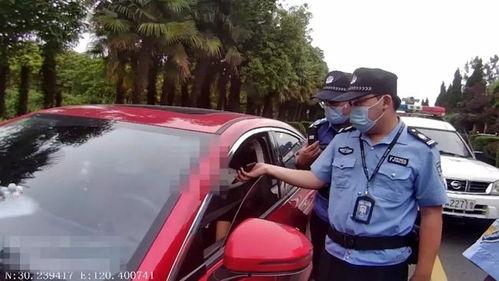 交警爆料吴女士视频,吴女士违规驾驶视频引发热议
