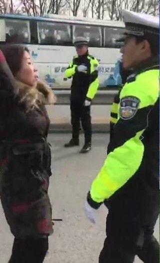 交警爆料吴女士视频,吴女士违规驾驶视频引发热议  第3张