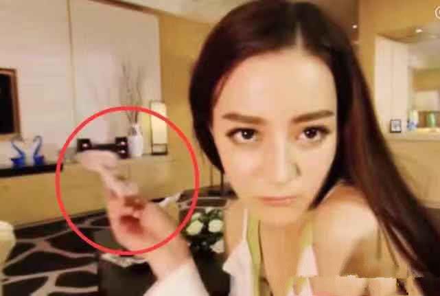 女明星朋友爆料囧事视频,一场尴尬的时尚秀 第2张 女明星朋友爆料囧事视频,一场尴尬的时尚秀 第2张