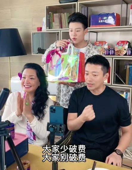 张兰餐厅员工爆料视频,揭露后厨惊人内幕 第2张 张兰餐厅员工爆料视频,揭露后厨惊人内幕 第2张